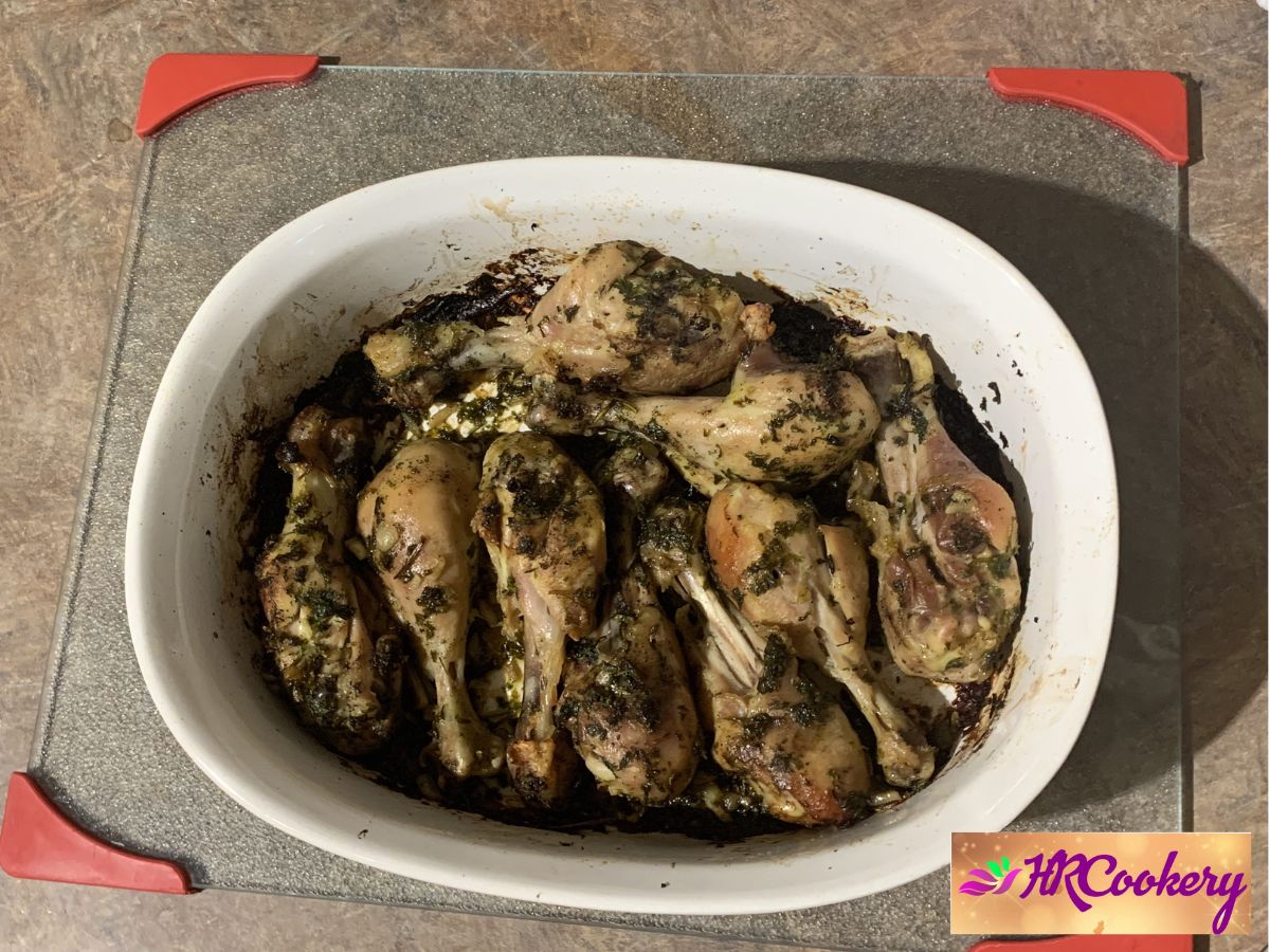 A plate of low-carb garlic chicken garnished with fresh parsley, served alongside steamed broccoli and cauliflower rice.